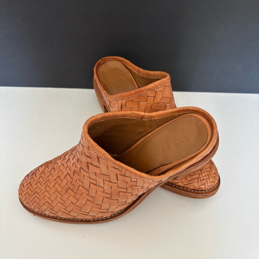 Women’s Frye Weaved Leather Mules Size 7B - Picture 13 of 13